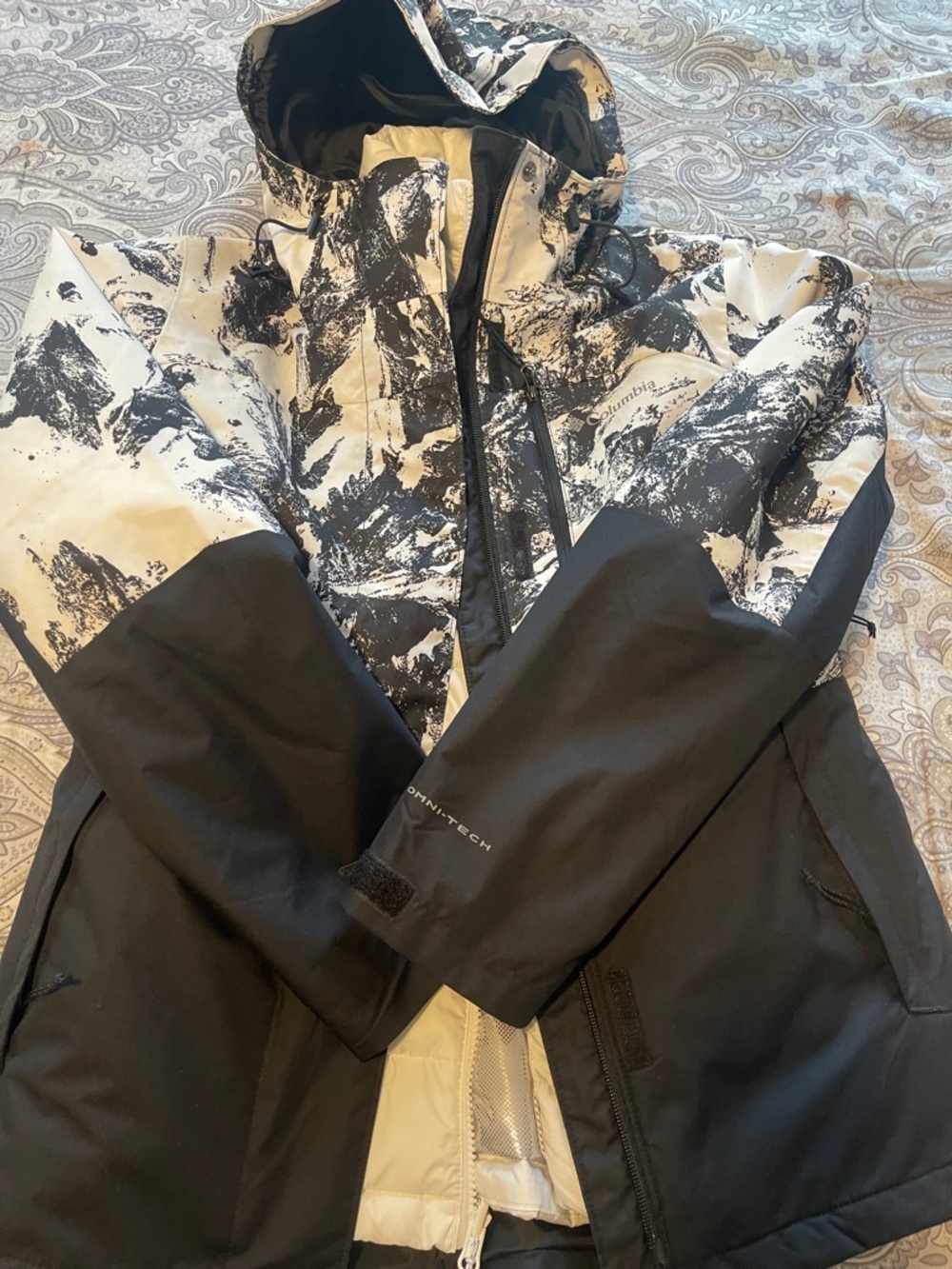 Columbia Women’s Black & White Abstract Print Ski Jacket - Picture 8 of 9
